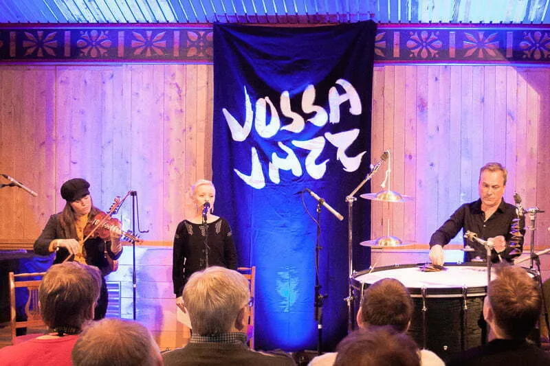 Magisk folkeimpro i Osasalen