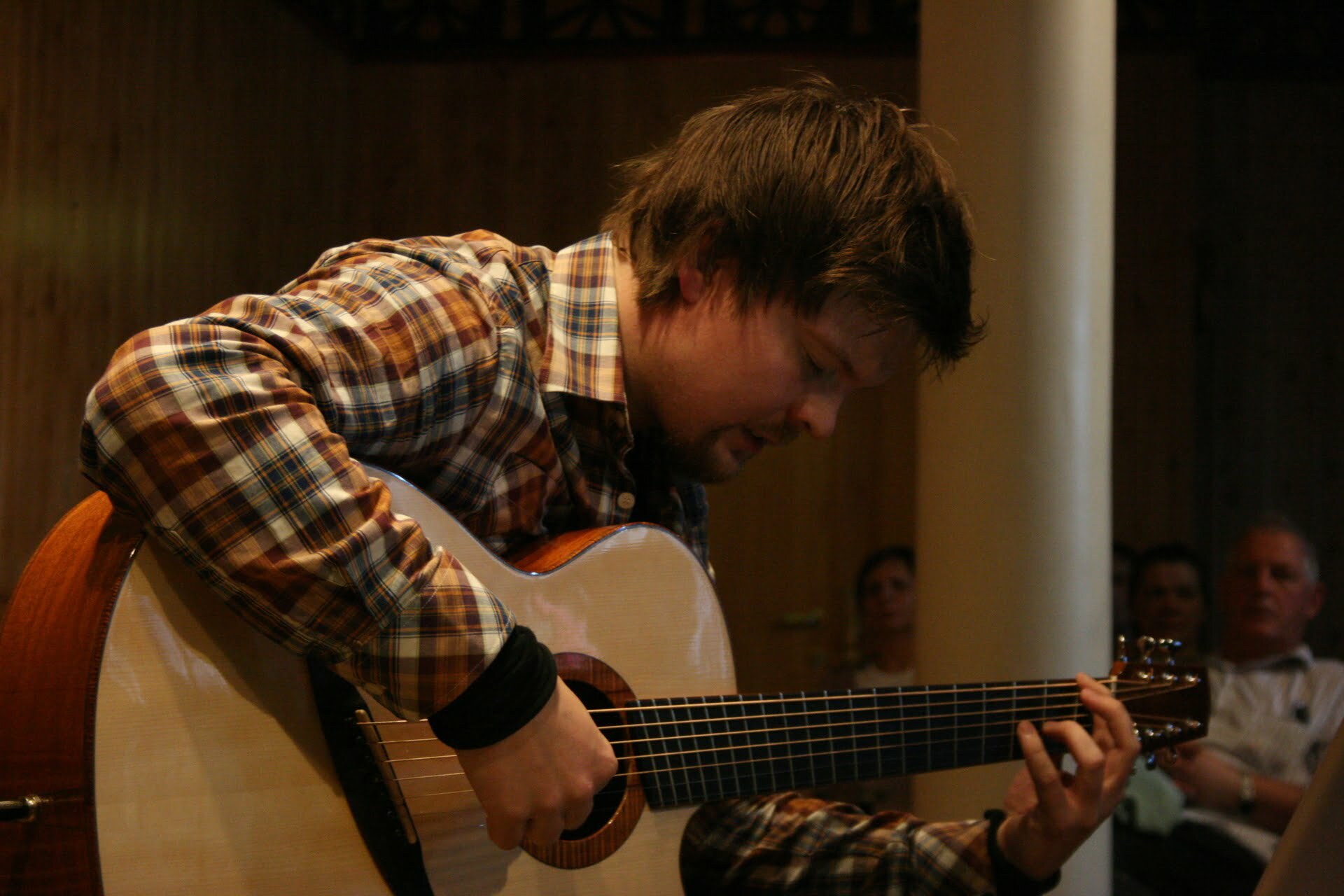 Strålande gitarspeling av Mandelid