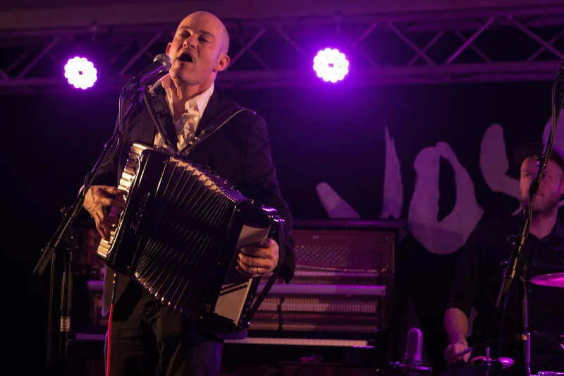 Dragspelande Don Juan baud opp til dans i Festsalen