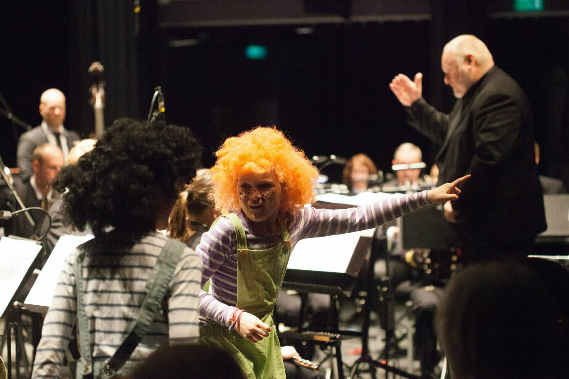 Orkester og borneskule i muntert samspel