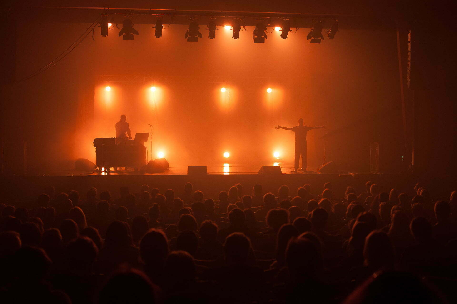 Futuristisk symbiose av lyd, rørsle og stemme