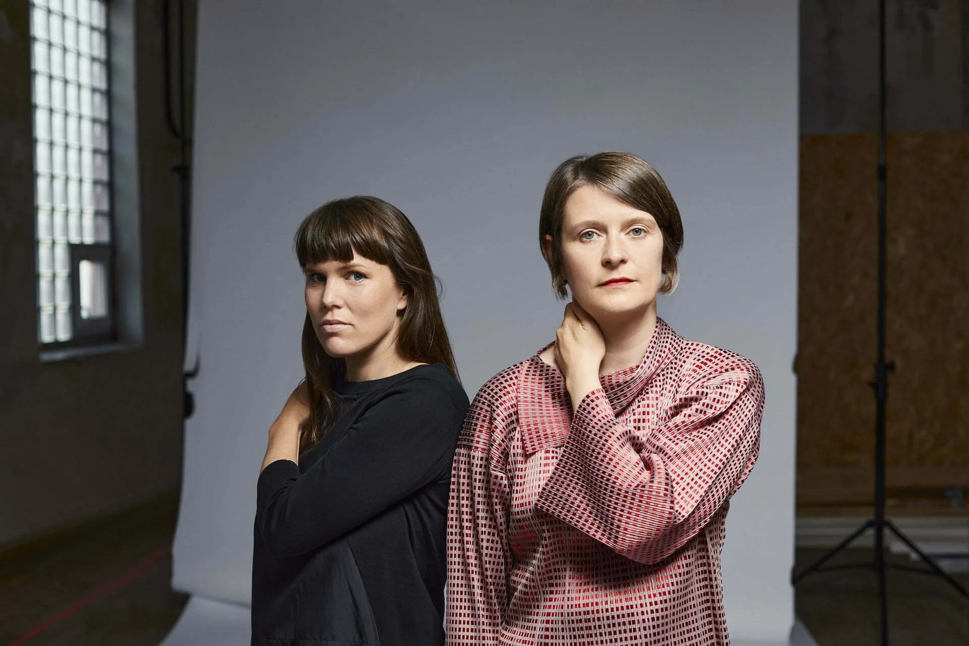 Benedicte Maurseth og Sarah-Jane Summers med tingingsverk til Vossa Jazz