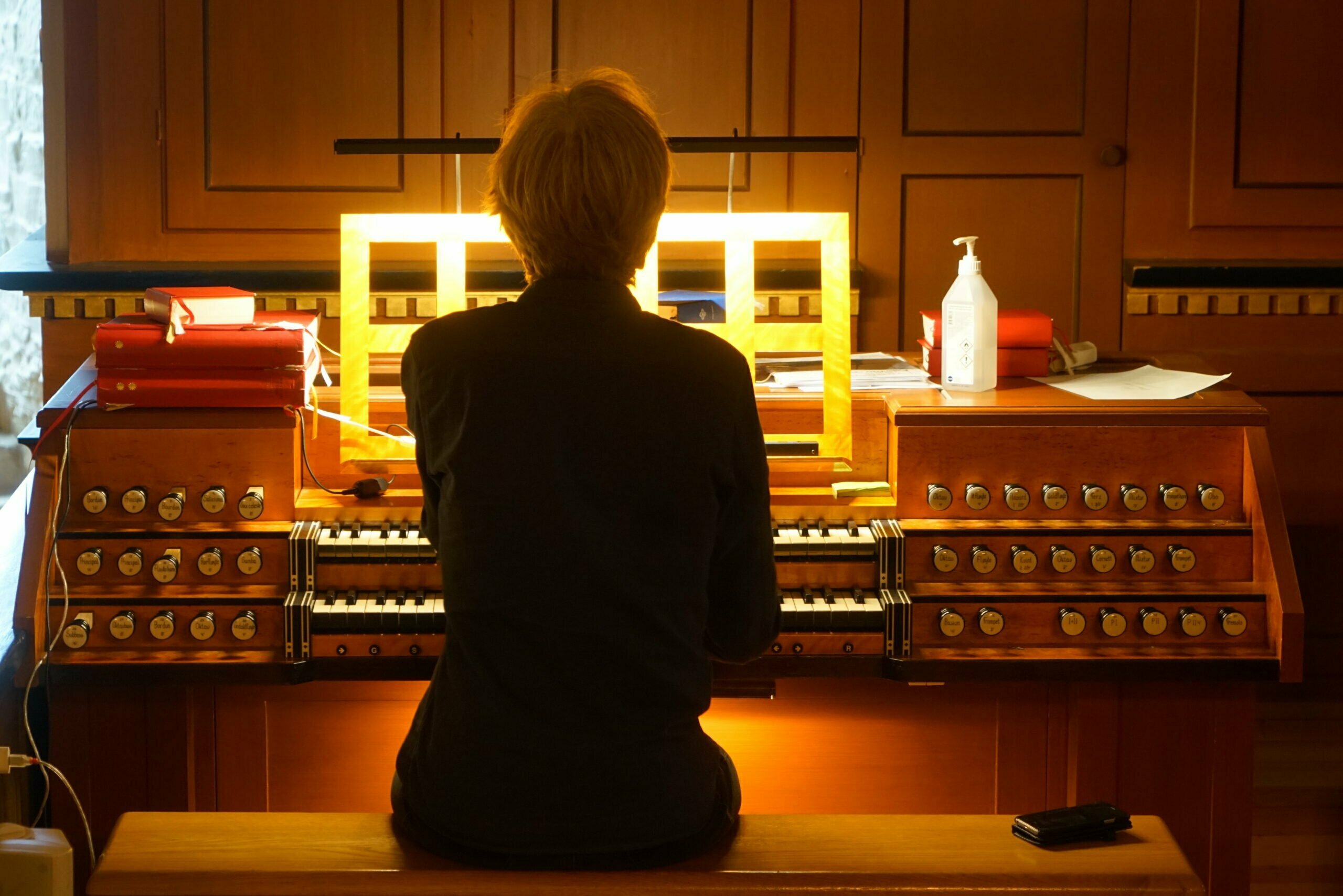 Konsentrert kyrkjelyd i orgeltranse