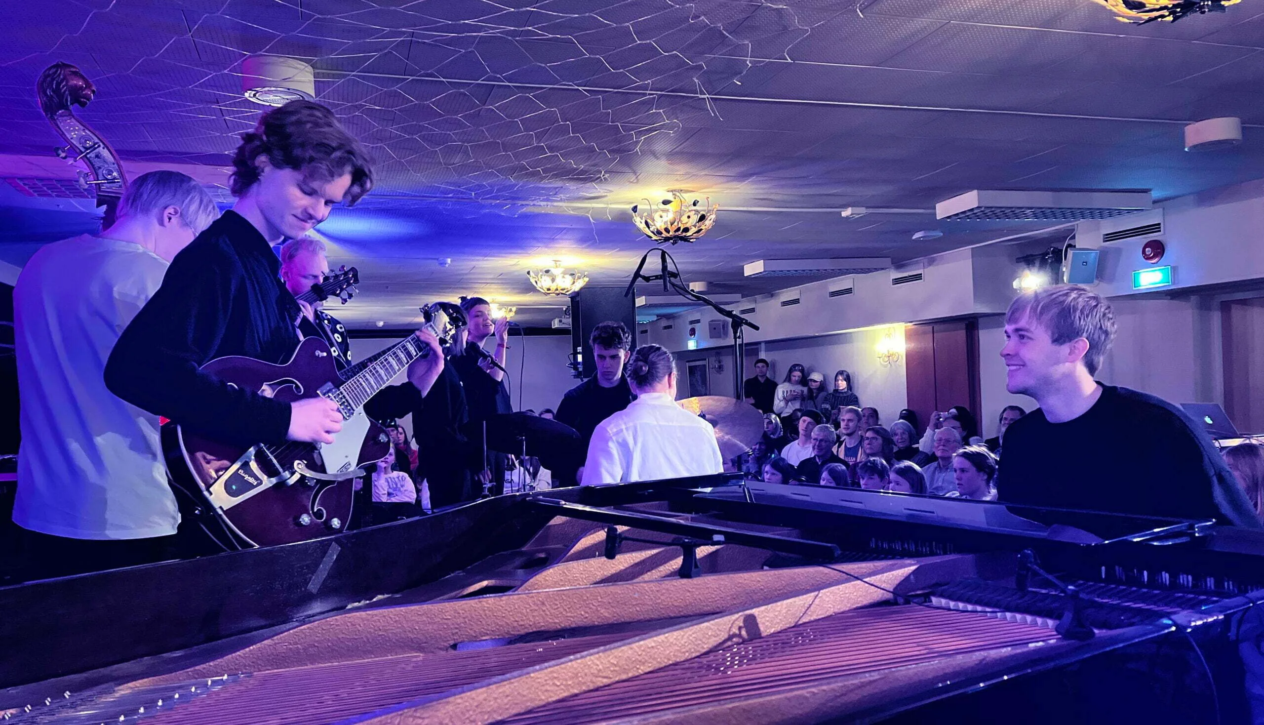 Studentar på scena, og elevar i salen