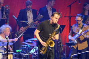 Bergen Big Band /m Marius Neset (Foto: Vossa Jazz/Anders Flatlandsmo)