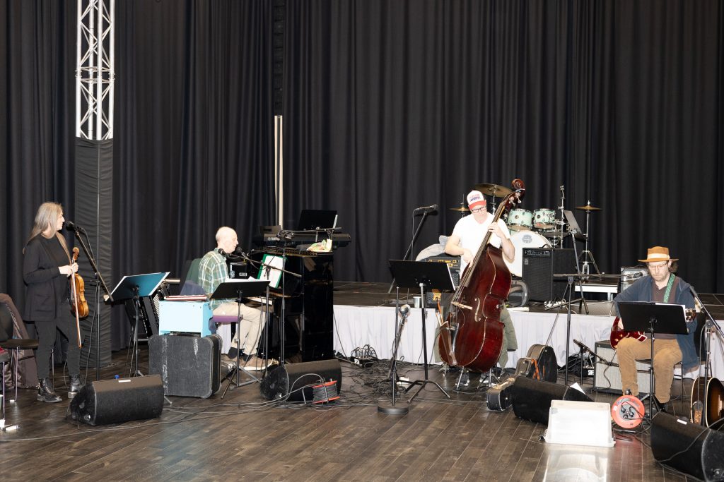 Gabriel Fliflet øver på verket "I lys loge". Foto: Ådne Dyrnesli / Vossa Jazz